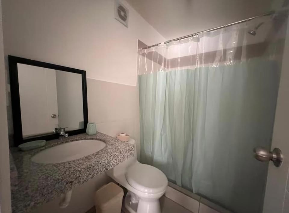 Habitación con baño privado, duplex con ambientes compartidos Vacation rental in Los Olivos