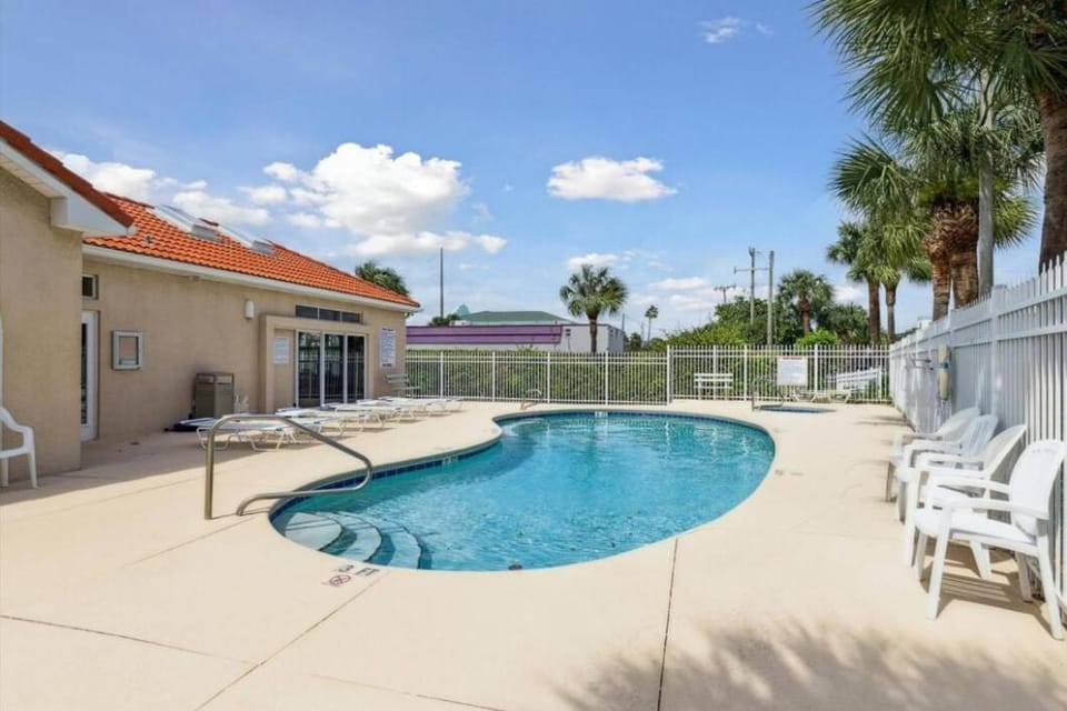 Property building, Patio, Day, Pool view, Swimming pool, Swimming pool, sunbed