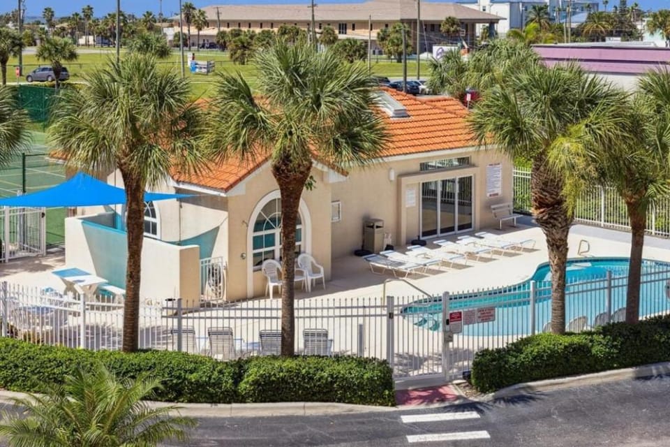 Property building, Day, Pool view, Swimming pool, sunbed