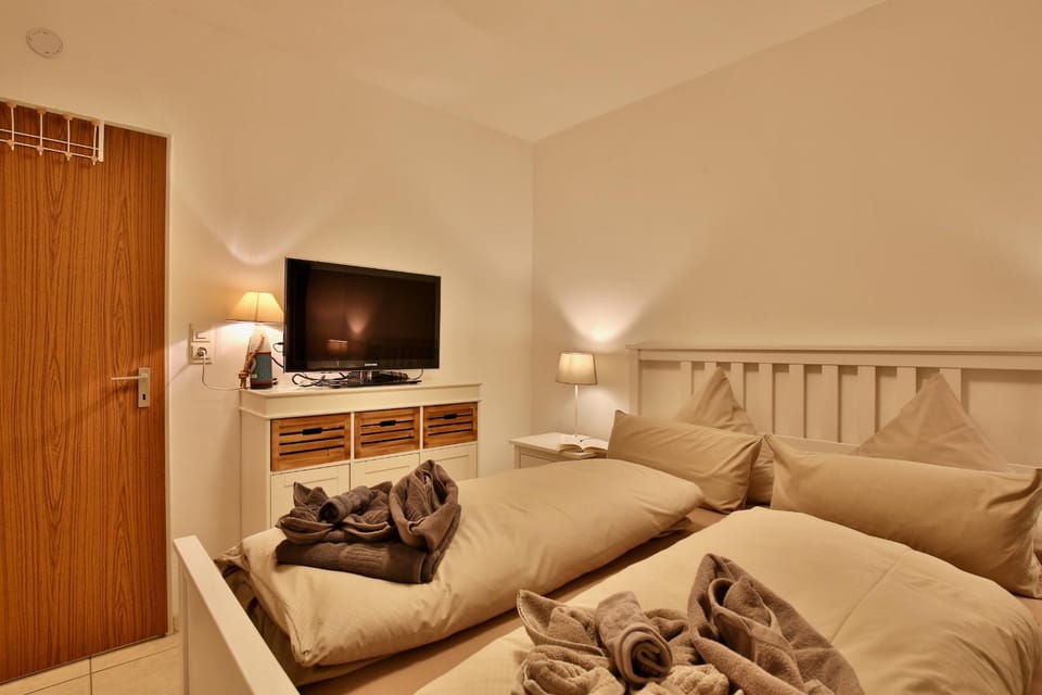 Bed, TV and multimedia, Bedroom