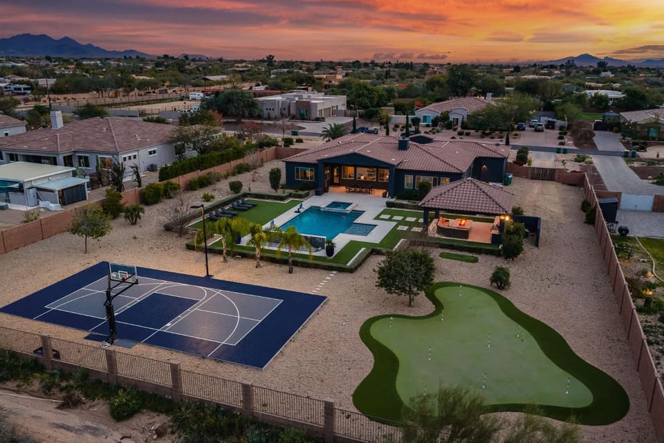 Enjoy Pool Putting Green Sports Court-Pickleball House in Pinnacle Peak