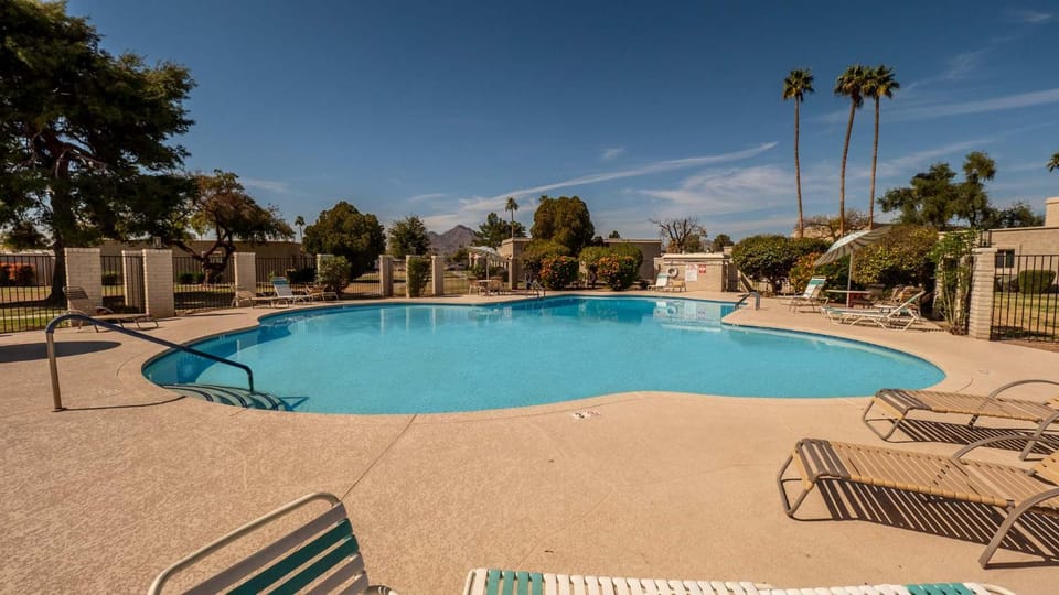 2 Bedroom Condo with Community Pool and Parking House in Scottsdale