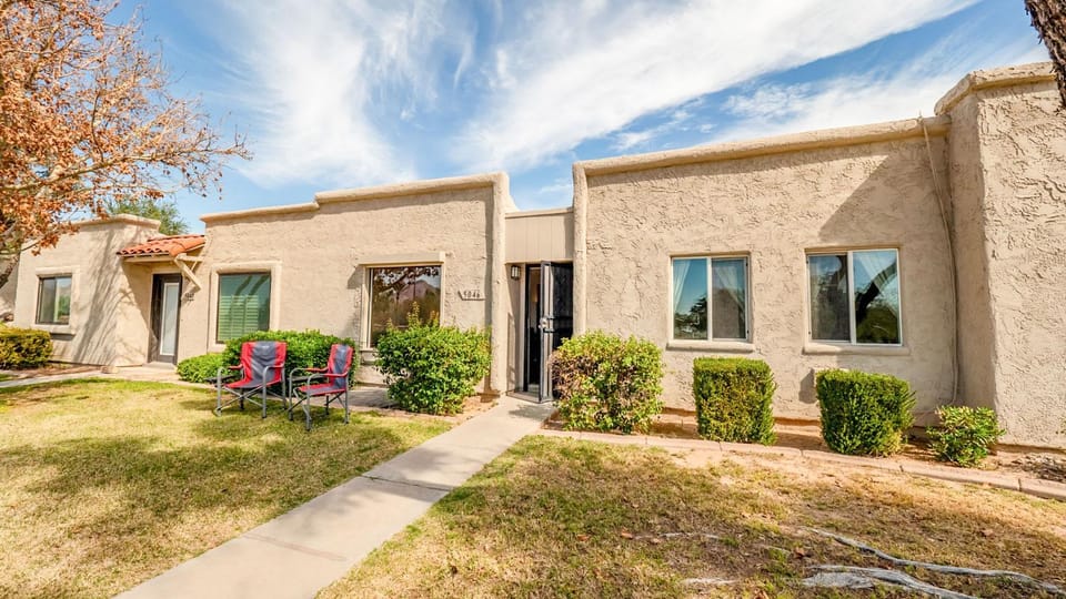 2 Bedroom Condo with Community Pool and Parking House in Scottsdale