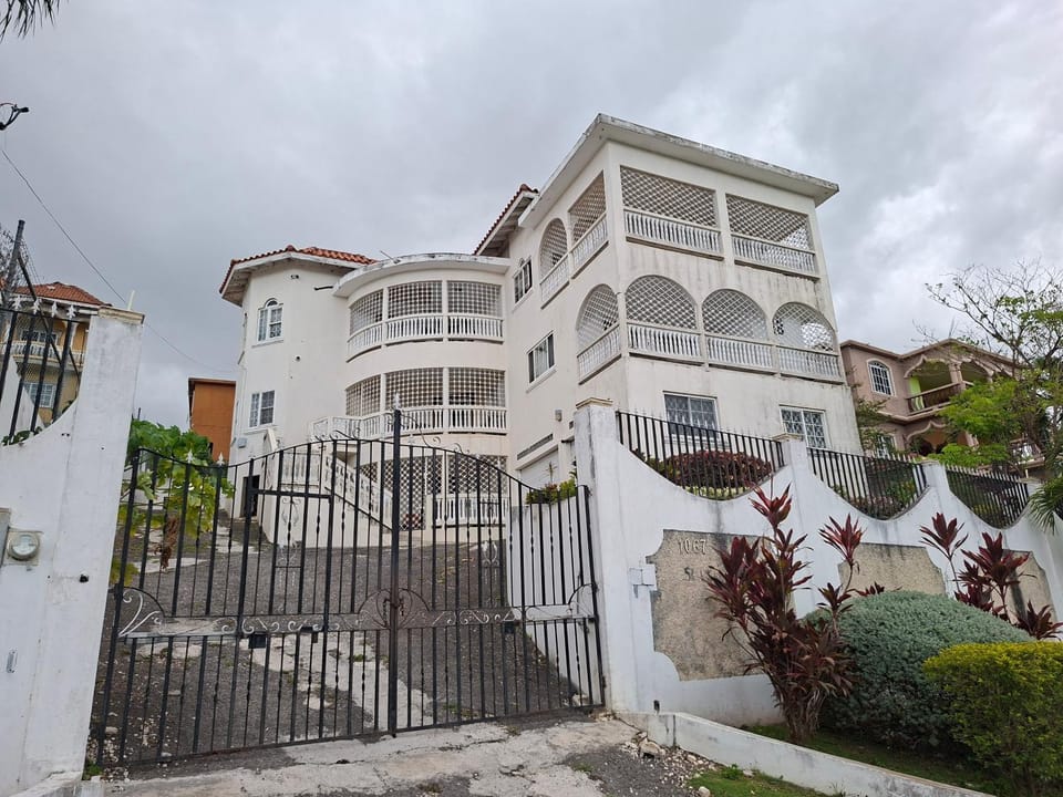 Skyline Suites Villa Penthouse Golden View Bed and Breakfast in Montego Bay