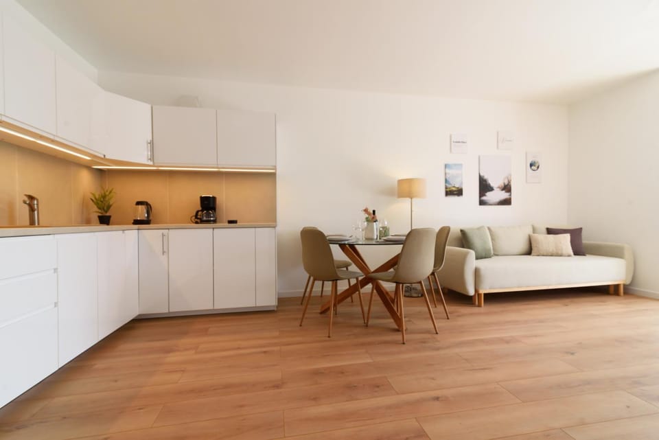 Kitchen or kitchenette, Living room, Seating area, Dining area