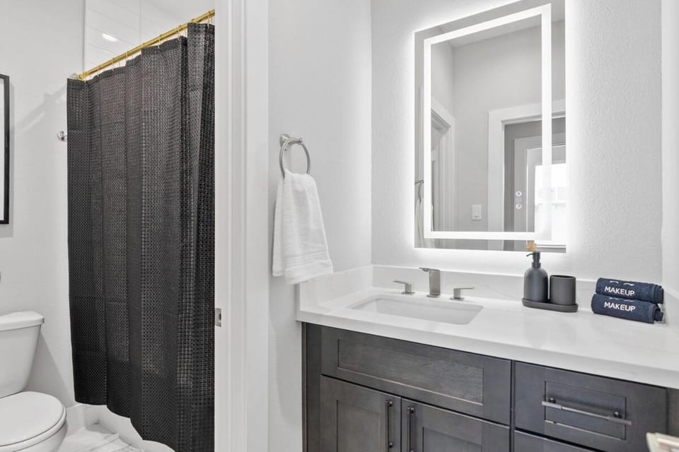 Smart 3BR Home Luxe Decor Bluetooth Audio House in Houston