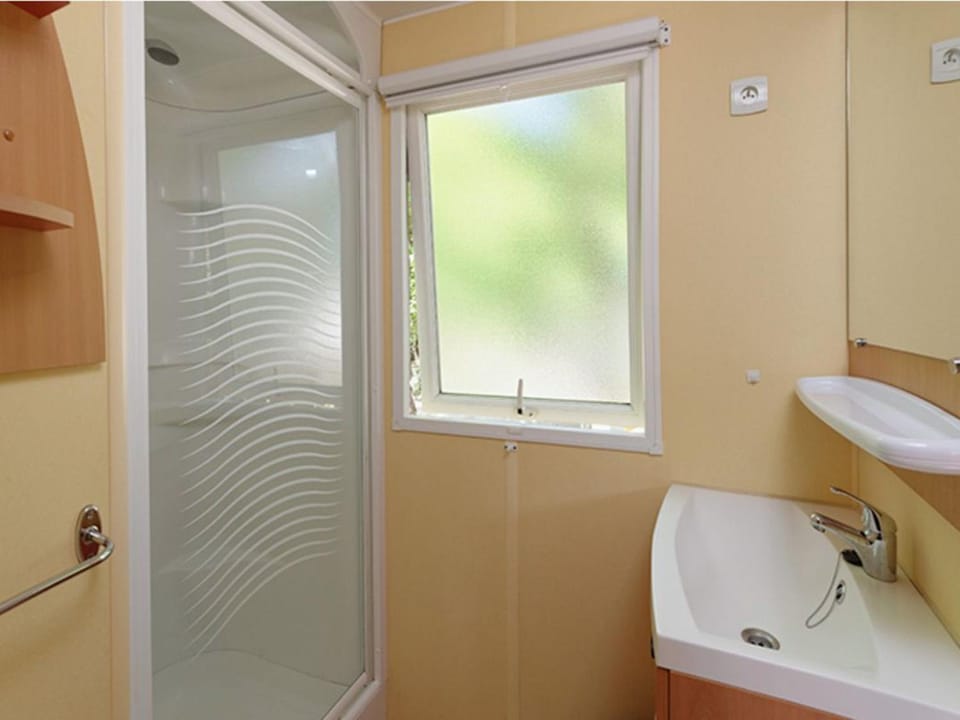 Mobil-home cosy avec terrasse pour 4 personnes - API-1-52-880 Campground/ 
RV Resort in Occitanie