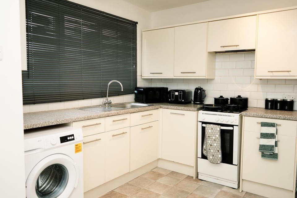 Kitchen or kitchenette, oven, pet friendly, stove, toaster, washing machine, kitchen
