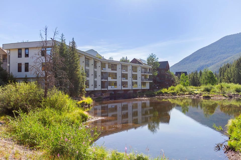 Property building, Day, Natural landscape, Bird's eye view, Mountain view