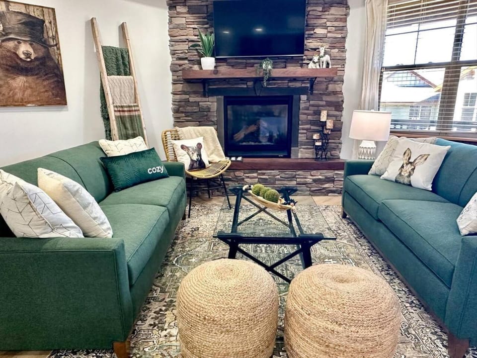 SKI INOUT- Pool table, hot tub, A kitchen, 7 bedrooms-4 kingscustom kid rms! House in Snowshoe