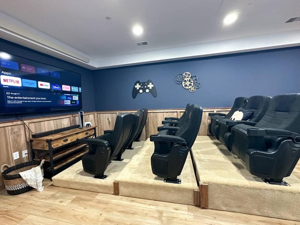 SKI INOUT- Pool table, hot tub, A kitchen, 7 bedrooms-4 kingscustom kid rms! House in Snowshoe