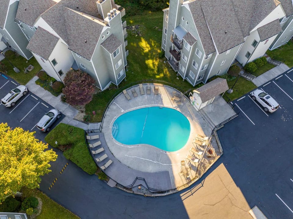 Cozy Chalet Pool & Hot Tub Mountain Views Apartment in Gatlinburg