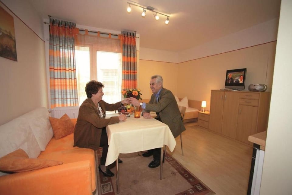TV and multimedia, Seating area, Dining area