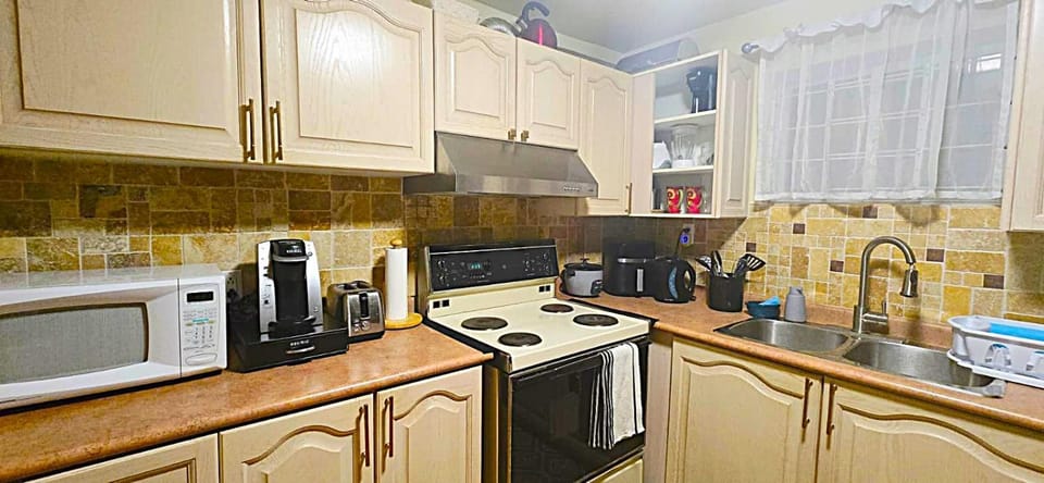 Coffee/tea facilities, Kitchen or kitchenette, stove, toaster