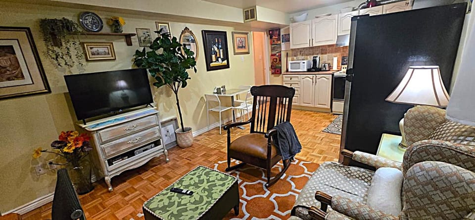 Kitchen or kitchenette, Seating area, Dining area