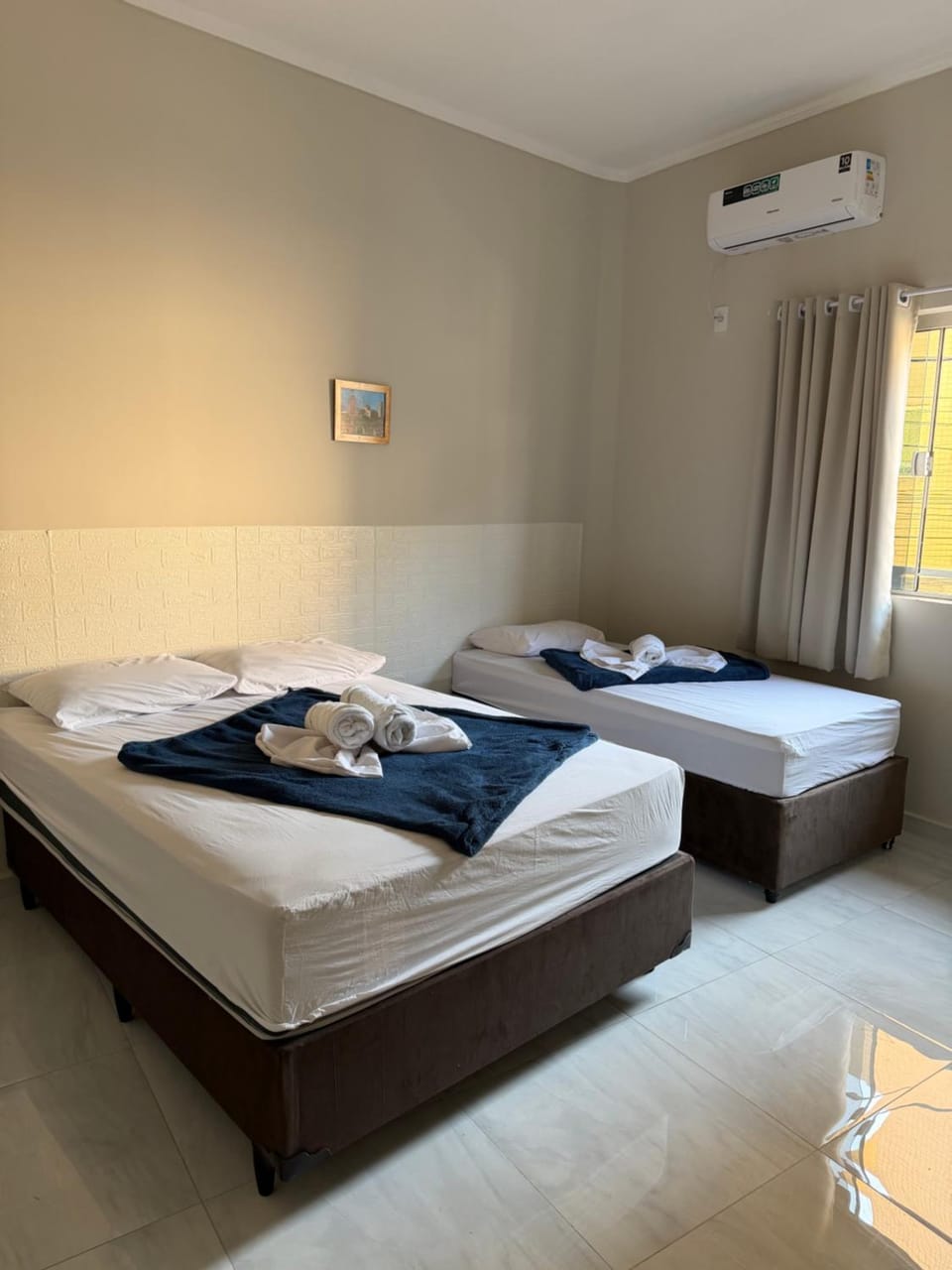 Photo of the whole room, Bedroom, air conditioner