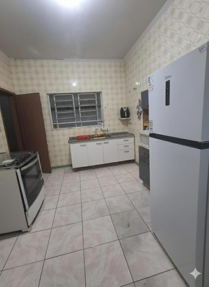 Kitchen or kitchenette, microwave, stove