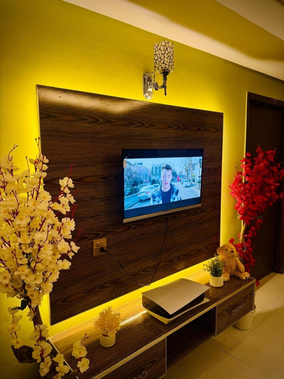Modern 2 Bed Apartment Prime Location Cozy Stay Apartment in Lahore