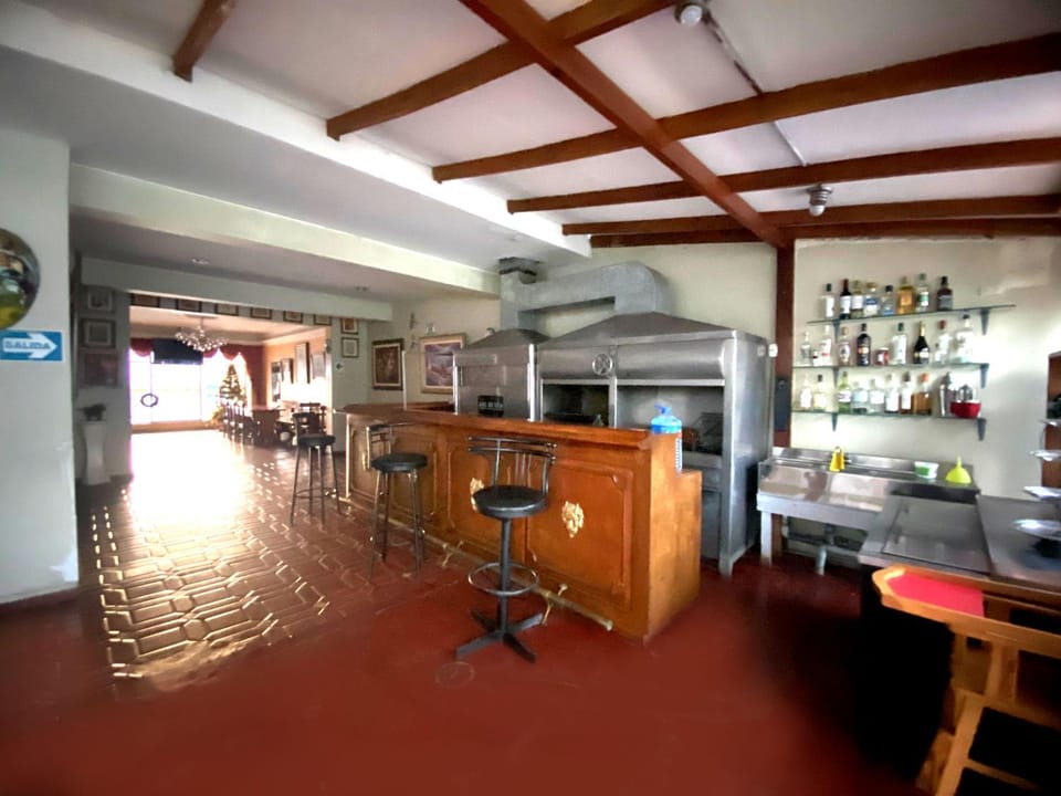 Restaurant/places to eat, Lounge or bar