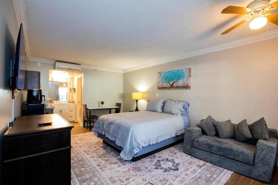 Lux Mins To Nascar HOF CDIA & Atrium Health Apartment in Charlotte