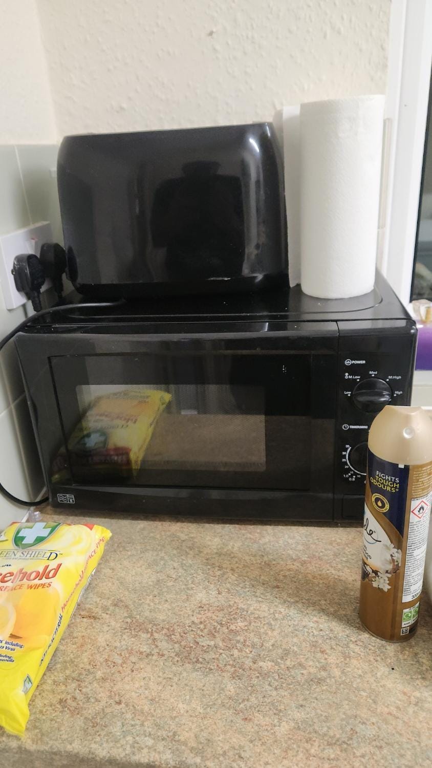 Kitchen or kitchenette, oven