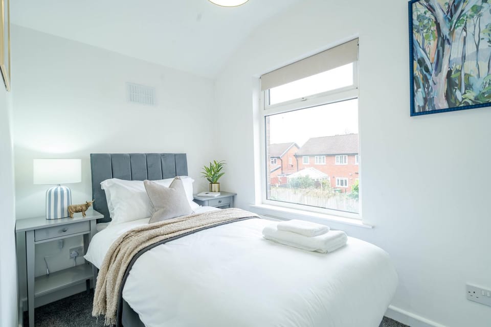 Bed, Other, Photo of the whole room, Bedroom, towels