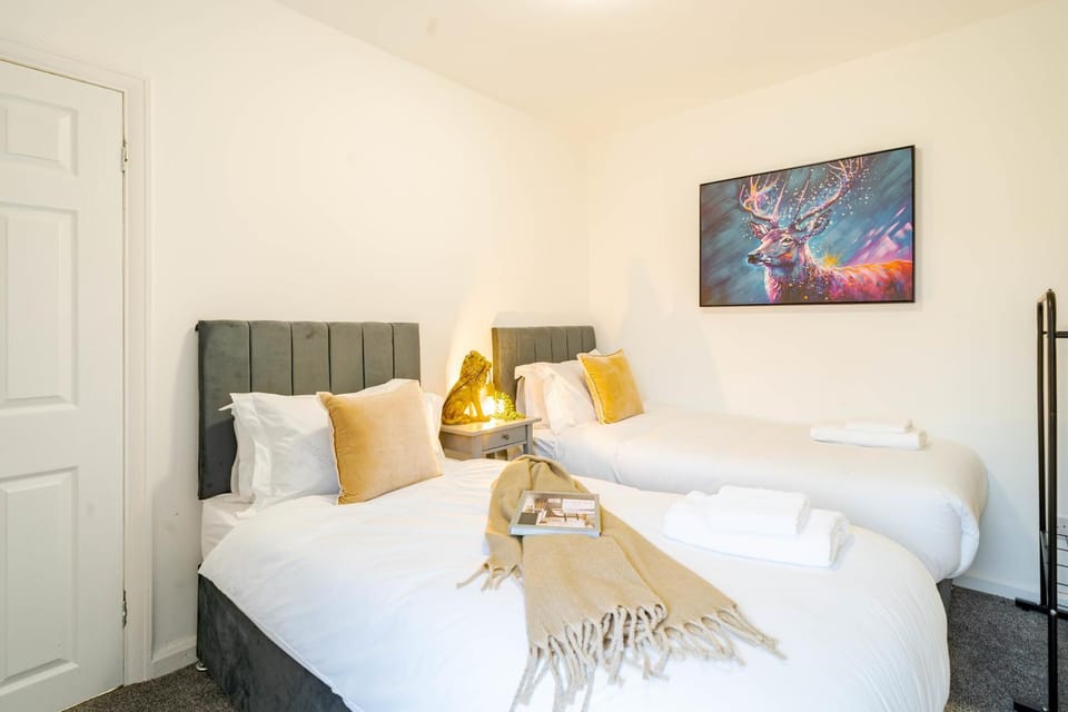 Bed, Other, Photo of the whole room, Decorative detail, Bedroom