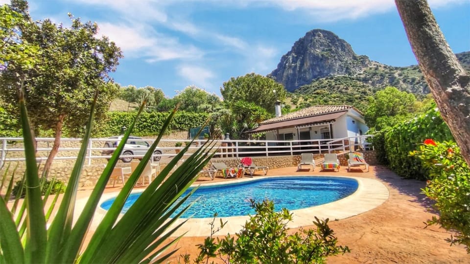 Nearby landmark, Garden, Garden view, Mountain view, Pool view