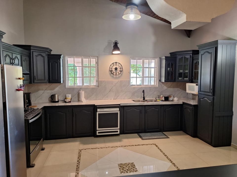 Coffee/tea facilities, microwave, stove, kitchen