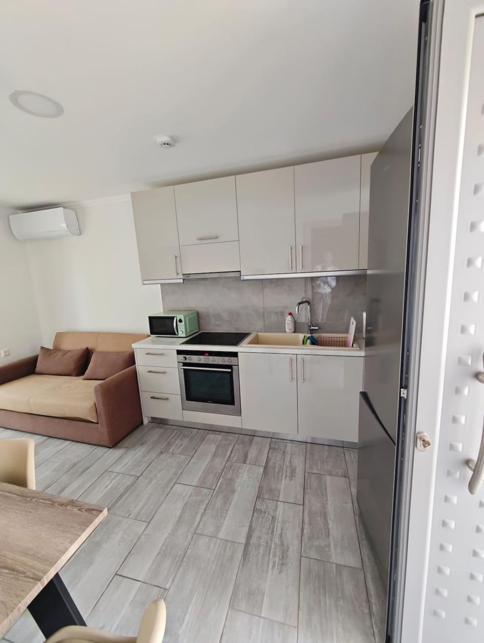 Kitchen or kitchenette, oven