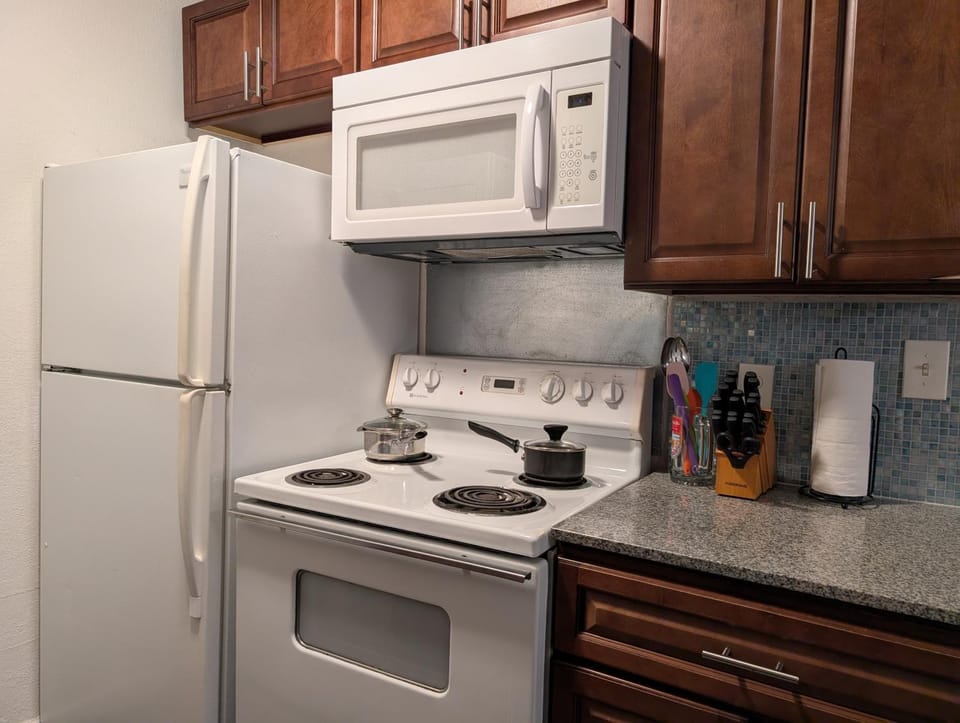 Coffee/tea facilities, Kitchen or kitchenette, dishwasher, oven, stove