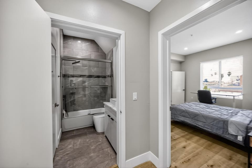 #01 Spacious 3B3B Near Koreatown & Hollywood, Central LA Apartment in Hollywood