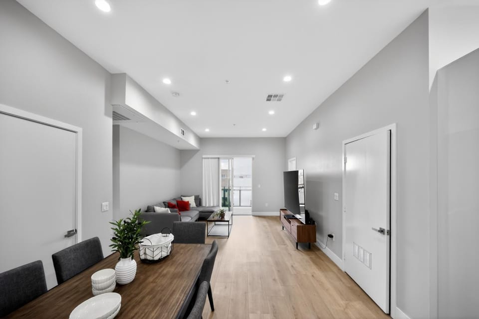 #01 Spacious 3B3B Near Koreatown & Hollywood, Central LA Apartment in Hollywood