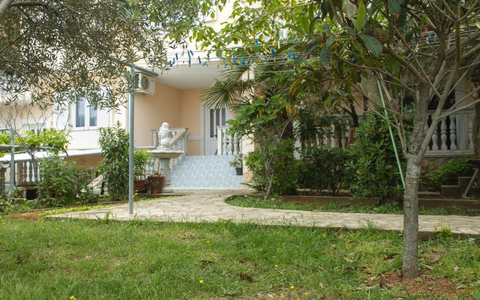 Location, children, Family