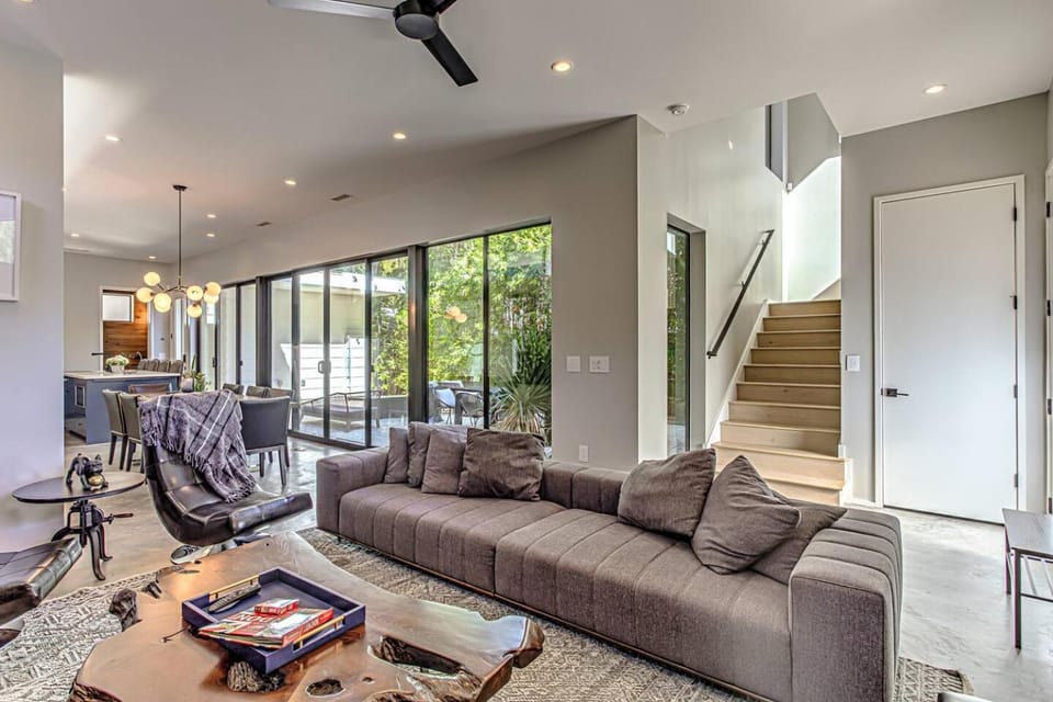 *NEW*! Dual-Unit 5 bedrooms | Prime Walkable Area House in Zilker