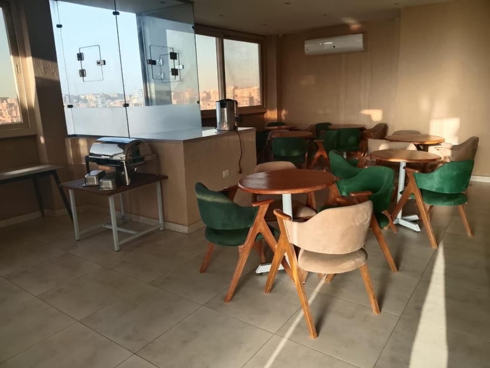 Restaurant/places to eat, Seating area, Dining area, air conditioner
