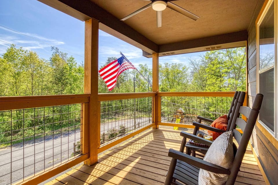 Oak Orchard Lodge - Playground, Hot Tub, Pet Friendly! House in Sevierville