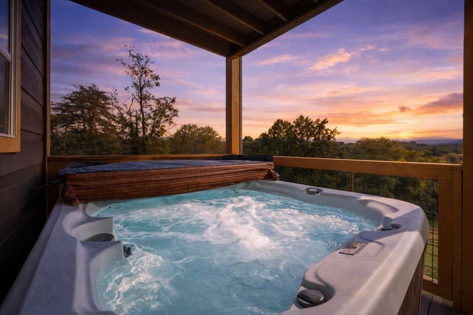 Oak Orchard Lodge - Playground, Hot Tub, Pet Friendly! House in Sevierville