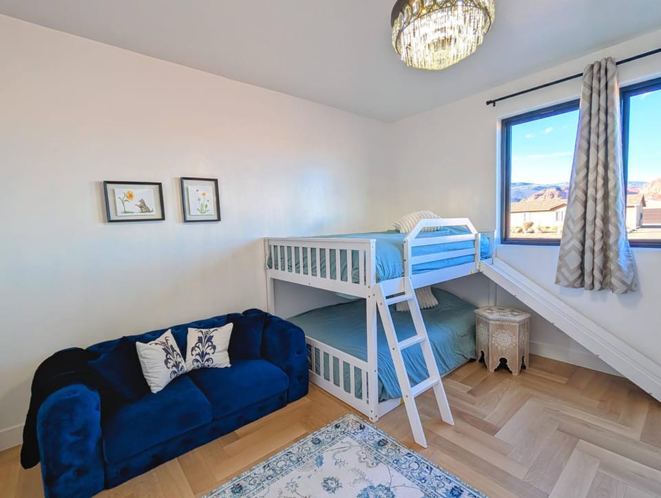 Bedroom, bunk bed