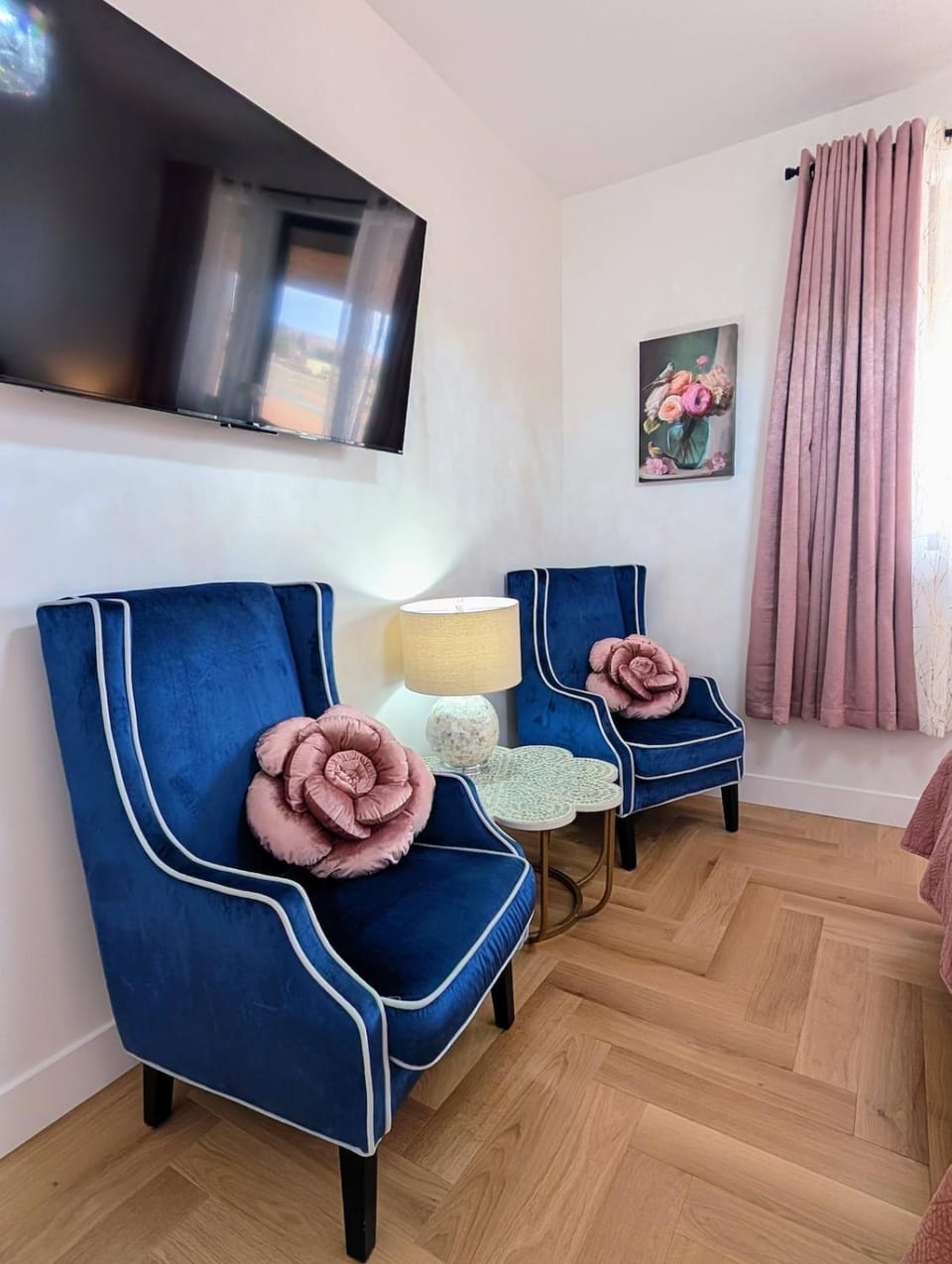 TV and multimedia, Seating area, Bedroom