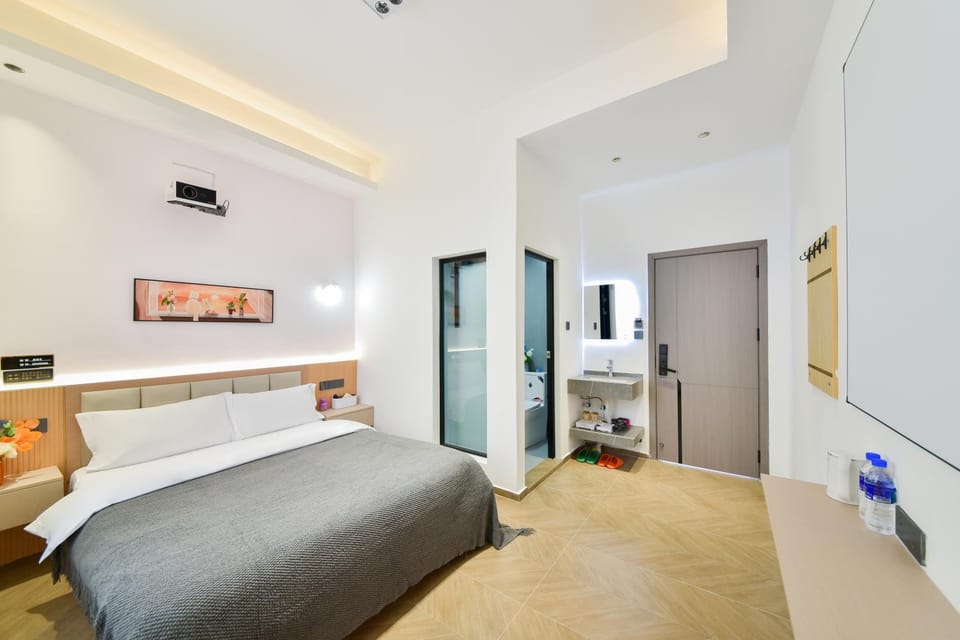 Bed, TV and multimedia, Bedroom, air conditioner