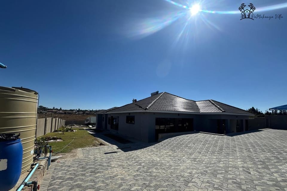 Property building, Day, Garden, Parking