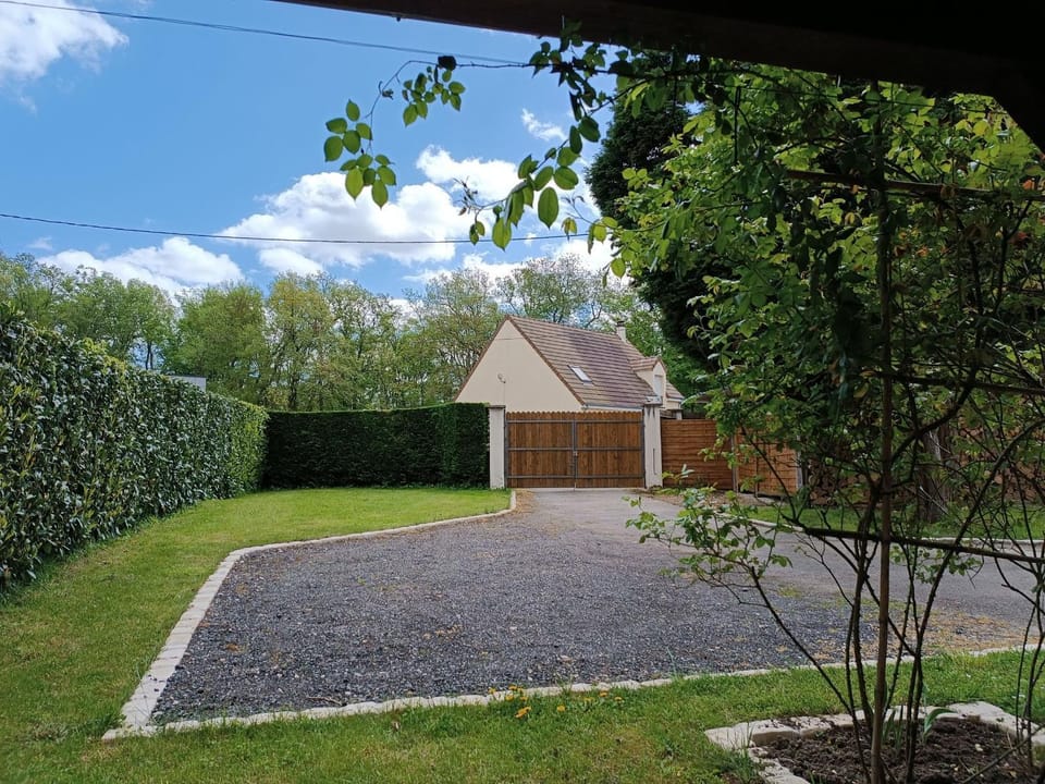 Gîte Confortable à Nargis avec Parking Privé, Proche Paris - FR-1-590-592 House in Centre-Val de Loire