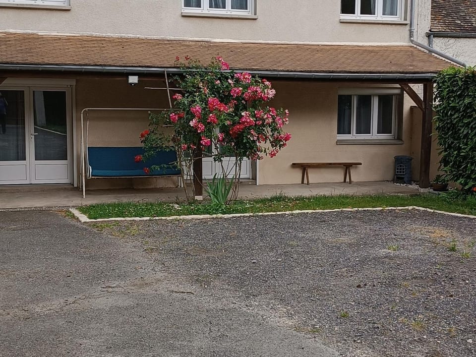 Gîte Confortable à Nargis avec Parking Privé, Proche Paris - FR-1-590-592 House in Centre-Val de Loire