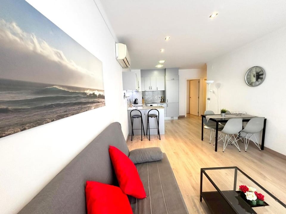 Apartamento renovado en primera línea de playa en Roses, aire acondicionado y ascensor - HISP-312-21 Apartment in Roses