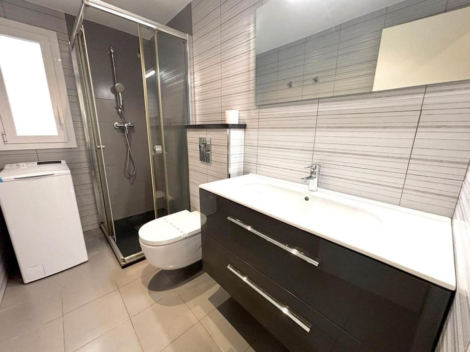 Apartamento renovado en primera línea de playa en Roses, aire acondicionado y ascensor - HISP-312-21 Apartment in Roses