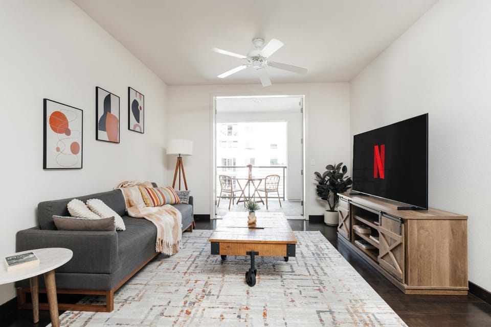TV and multimedia, Living room, Seating area, Evening entertainment
