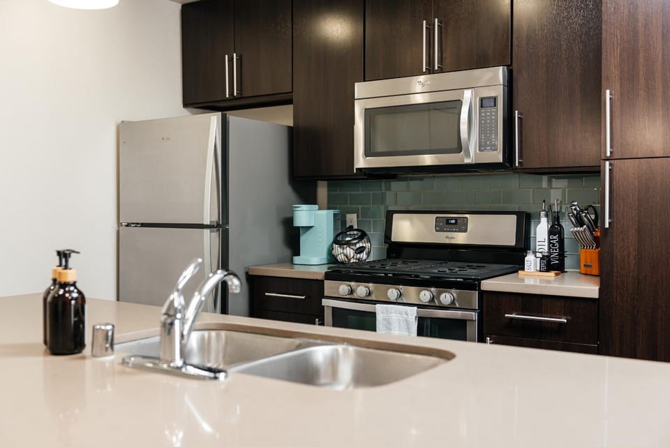 Coffee/tea facilities, Kitchen or kitchenette, dishwasher, oven, stove, toaster