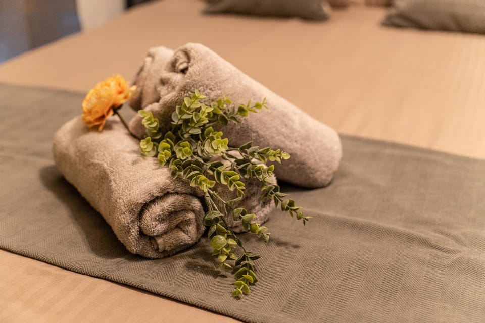 Bed, towels