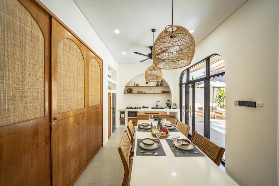 Kitchen or kitchenette, Dining area